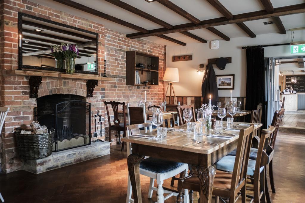Hinds Head Hotel Aldermaston Exterior photo