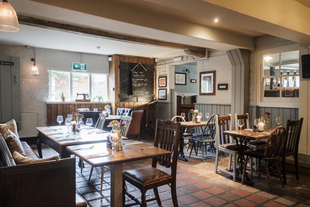 Hinds Head Hotel Aldermaston Exterior photo