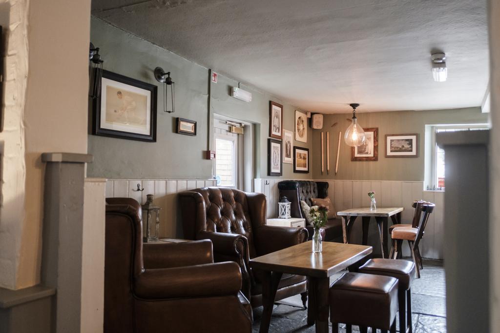 Hinds Head Hotel Aldermaston Exterior photo