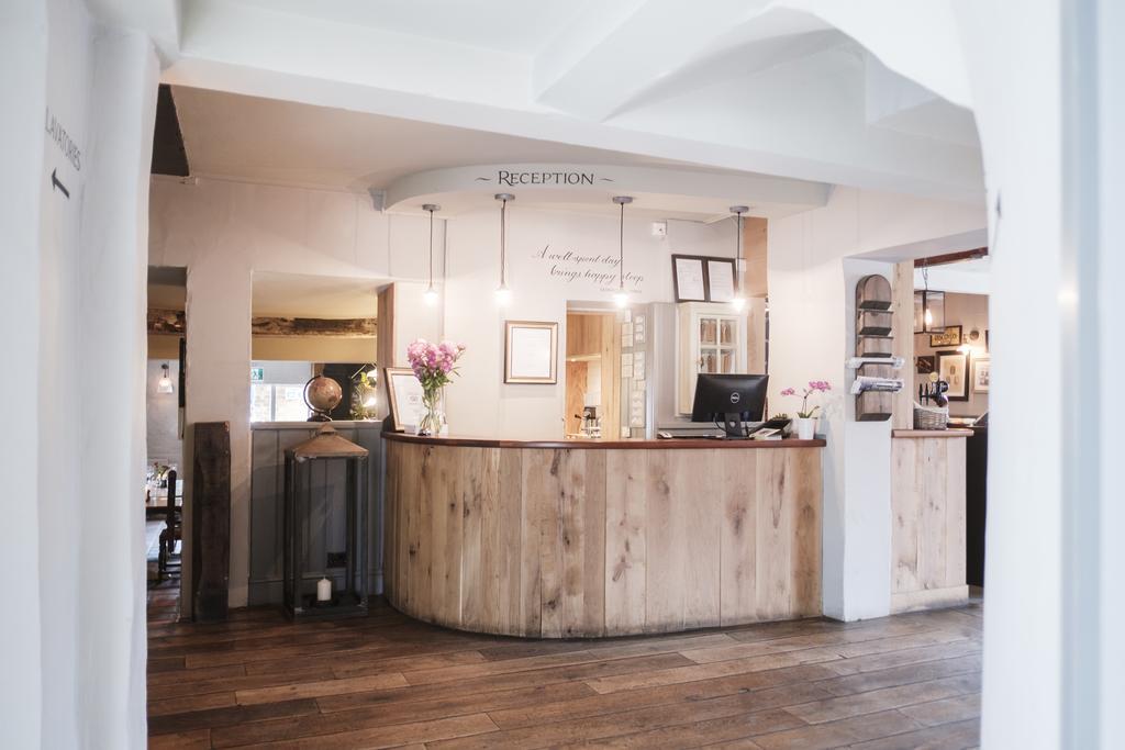 Hinds Head Hotel Aldermaston Exterior photo
