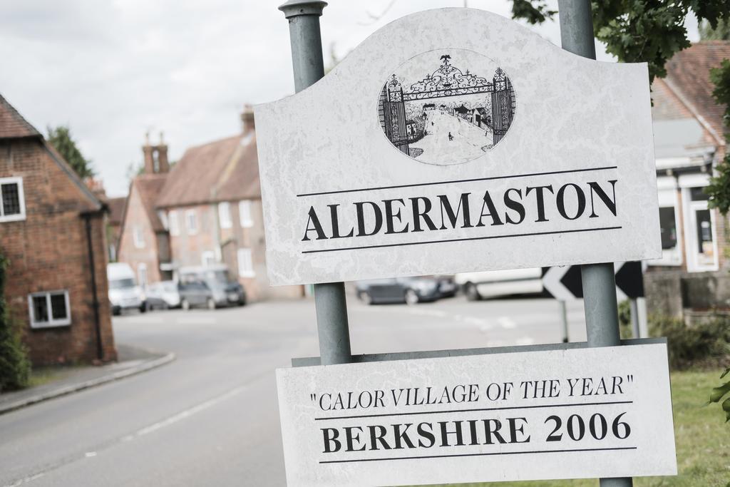 Hinds Head Hotel Aldermaston Exterior photo