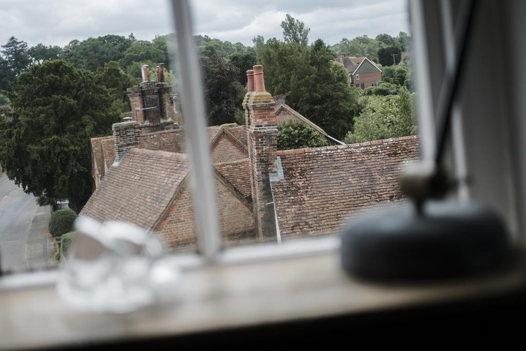 Hinds Head Hotel Aldermaston Exterior photo